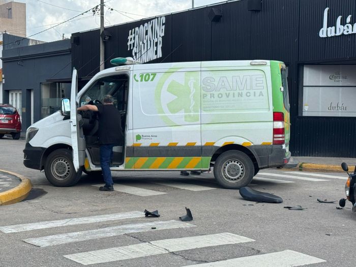 SAME AMBULANCIA TRASLADANDO UN ACCIDENTADO MITRE Y ARNALDO