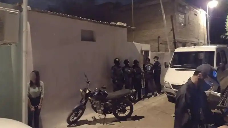 Incautaron droga, tecnología y un millón de pesos: detuvieron a dos mujeres y dos hombres