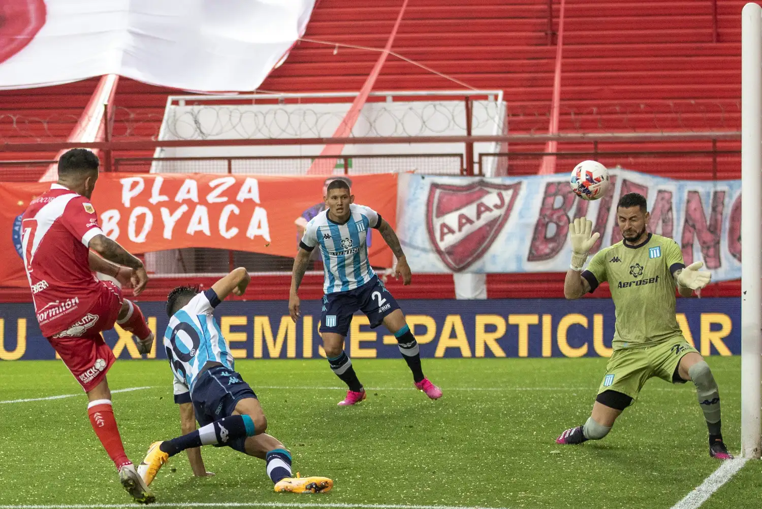Cabrera fusila a Arias y abre el marcador en La Paternal.