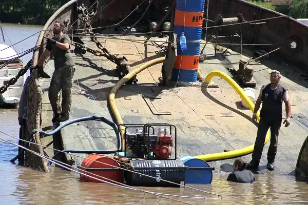 Rescatan el “escenario flotante” hundido en el río Gualeguaychú 