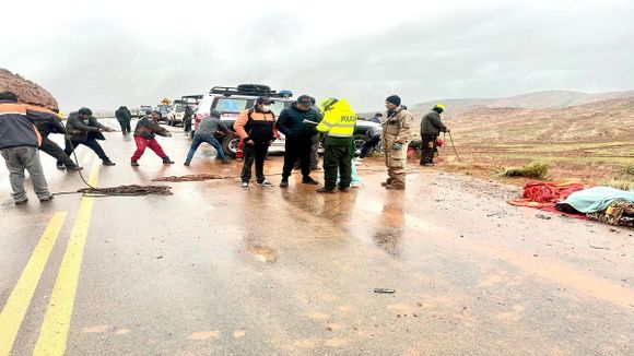 BOLIVIA no SALE de una TRAGEDIA: nuevo accidente de tránsito deja 25 muertos