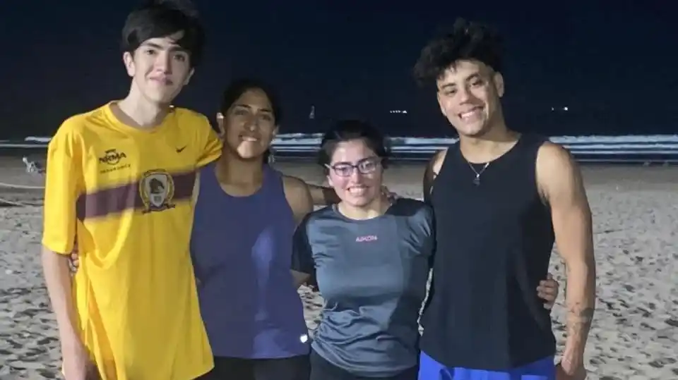 La profesora Vanesa Graneros con algunos de sus alumnos