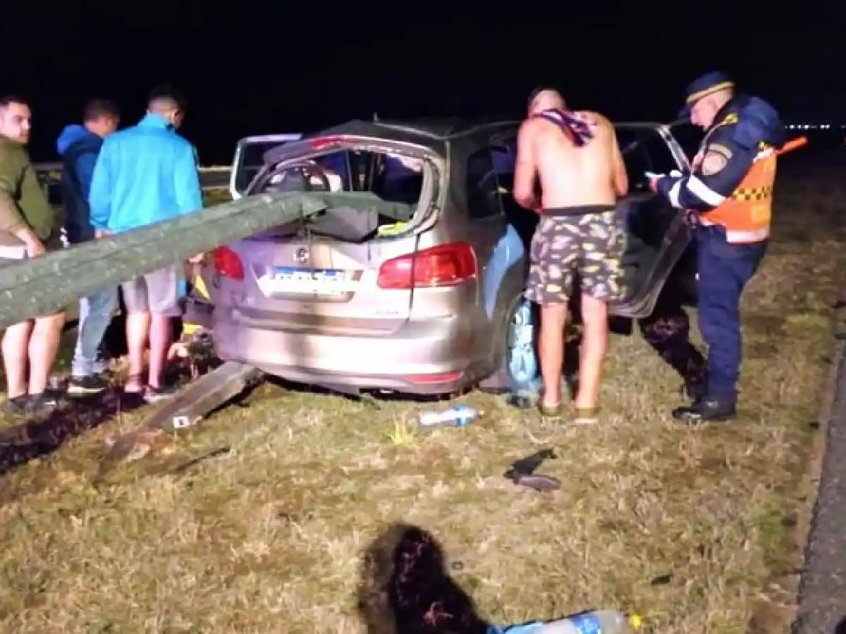 Volvían de ver a Talleres y chocaron en la autopista: un muerto y cuatro heridos