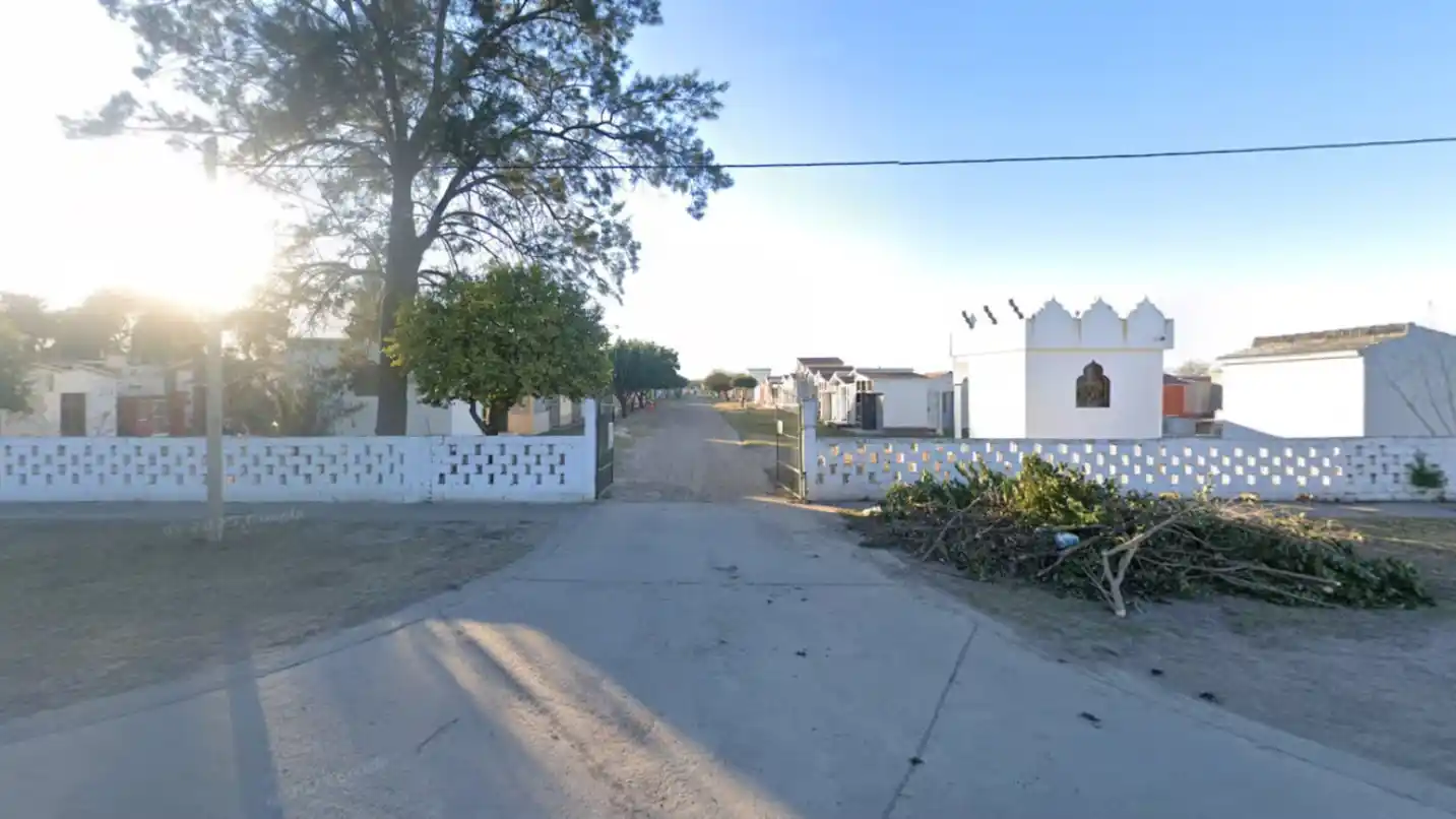El violento hecho ocurrió en el cementerio de Santiago del Estero. (Foto: Google Street View)