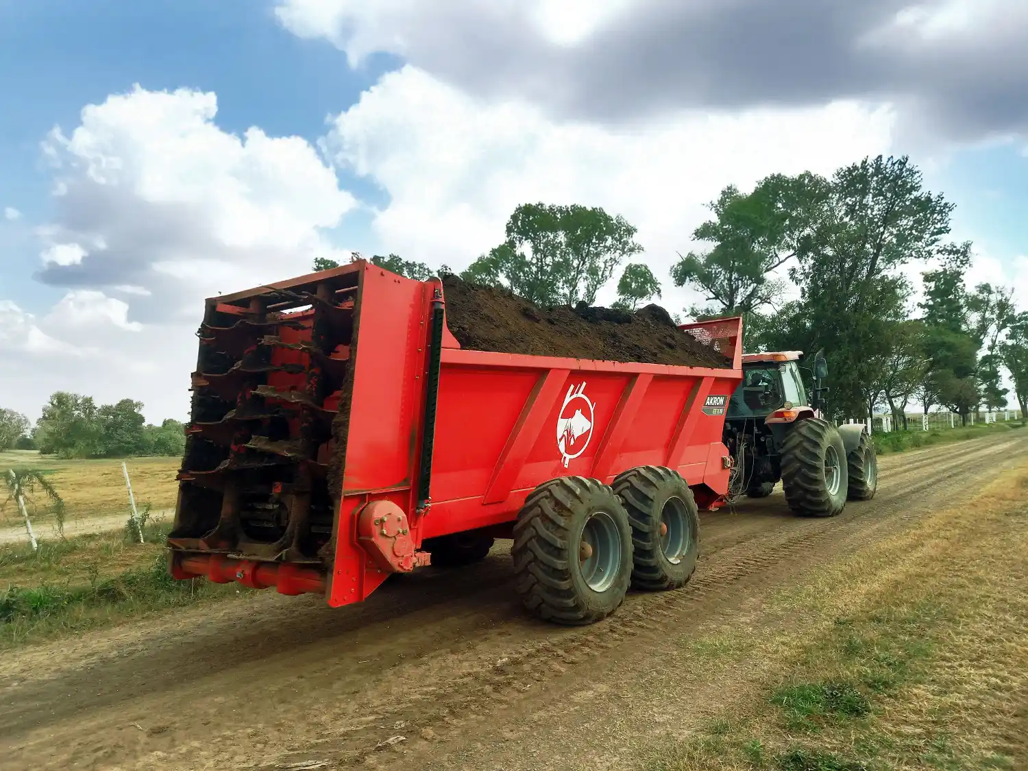 Esparcidor de Enmienda Orgánica Akron EE2018: innovación en la Gestión de Residuos Pecuarios