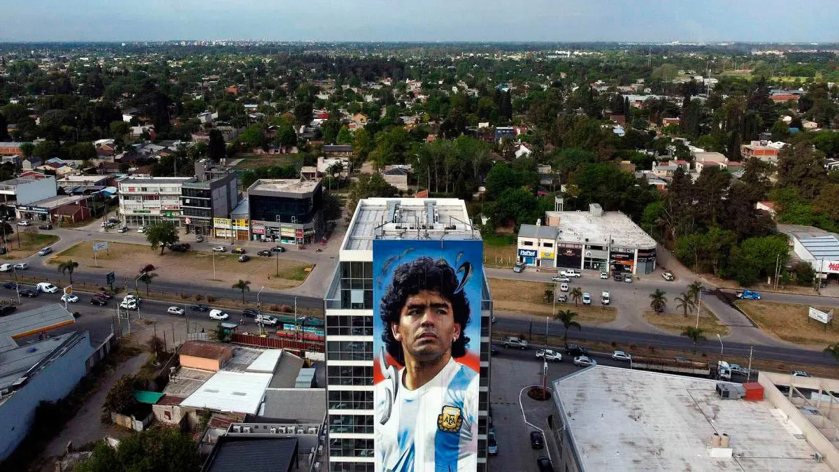 Mural gigante de Maradona recibirá a quienes lleguen en avión a Ezeiza