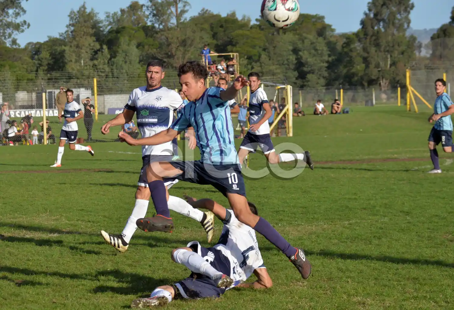 Iriart va con todo abajo ante Zapico, con Barsottini cerca. Gimnasia derrotó a Unicen.