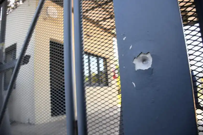 Noche violenta: balearon el frente de Televisión Litoral y la Cárcel de Mujeres