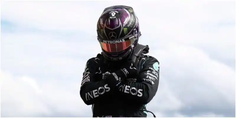 Hamilton dedicó su ‘pole’ al actor Chadwick Boseman de Pantera Negra