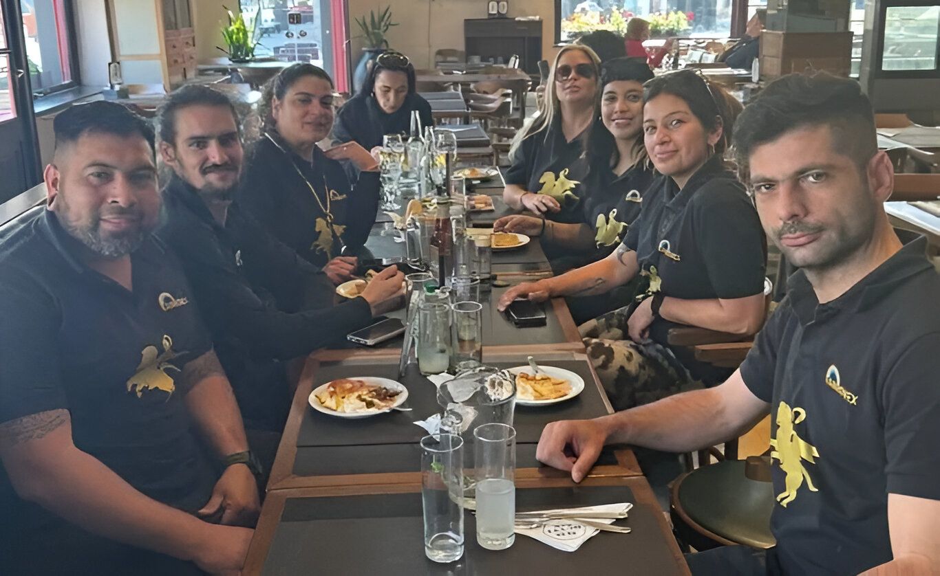 Referentes del Knight Consortium en un bar céntrico de San Pedro, en los días "de gloria" de Rainbowex.