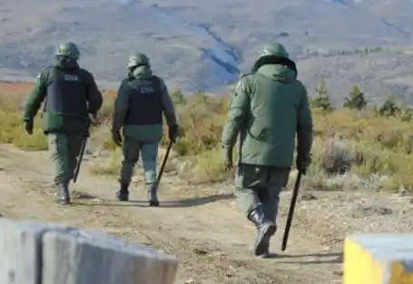 Maldonado: un gendarme admitió pegarle con una piedra a un encapuchado