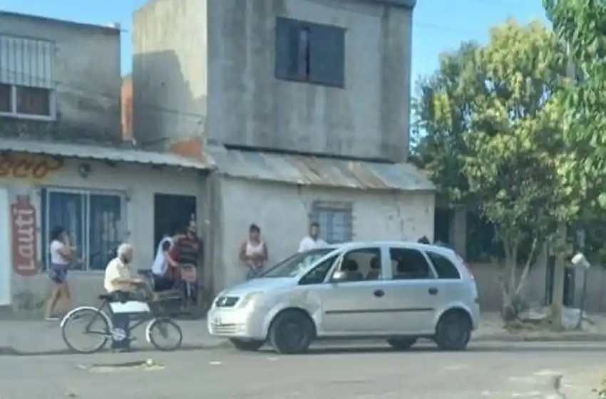 Un hombre fue baleado mientras iba bordo de su auto en zona sur