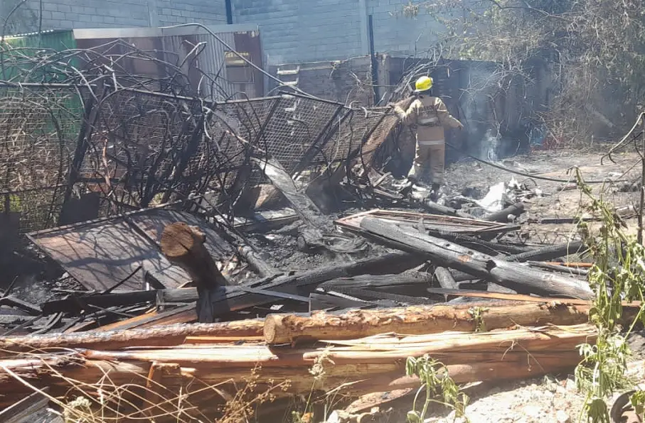 Bomberos Voluntarios trabajó en el incendio de una gomería