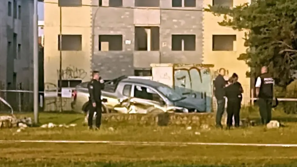 Tragedia en Miramar:conductor embistió un paredón y murieron dos personas