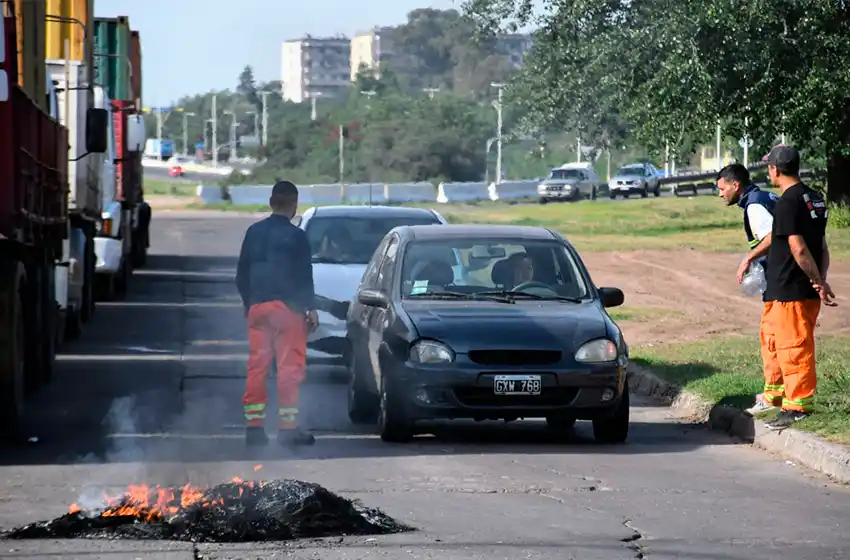 Ante la falta de respuestas, trabajadores continúan con piquetes en el ingreso al Puerto de Rosario
