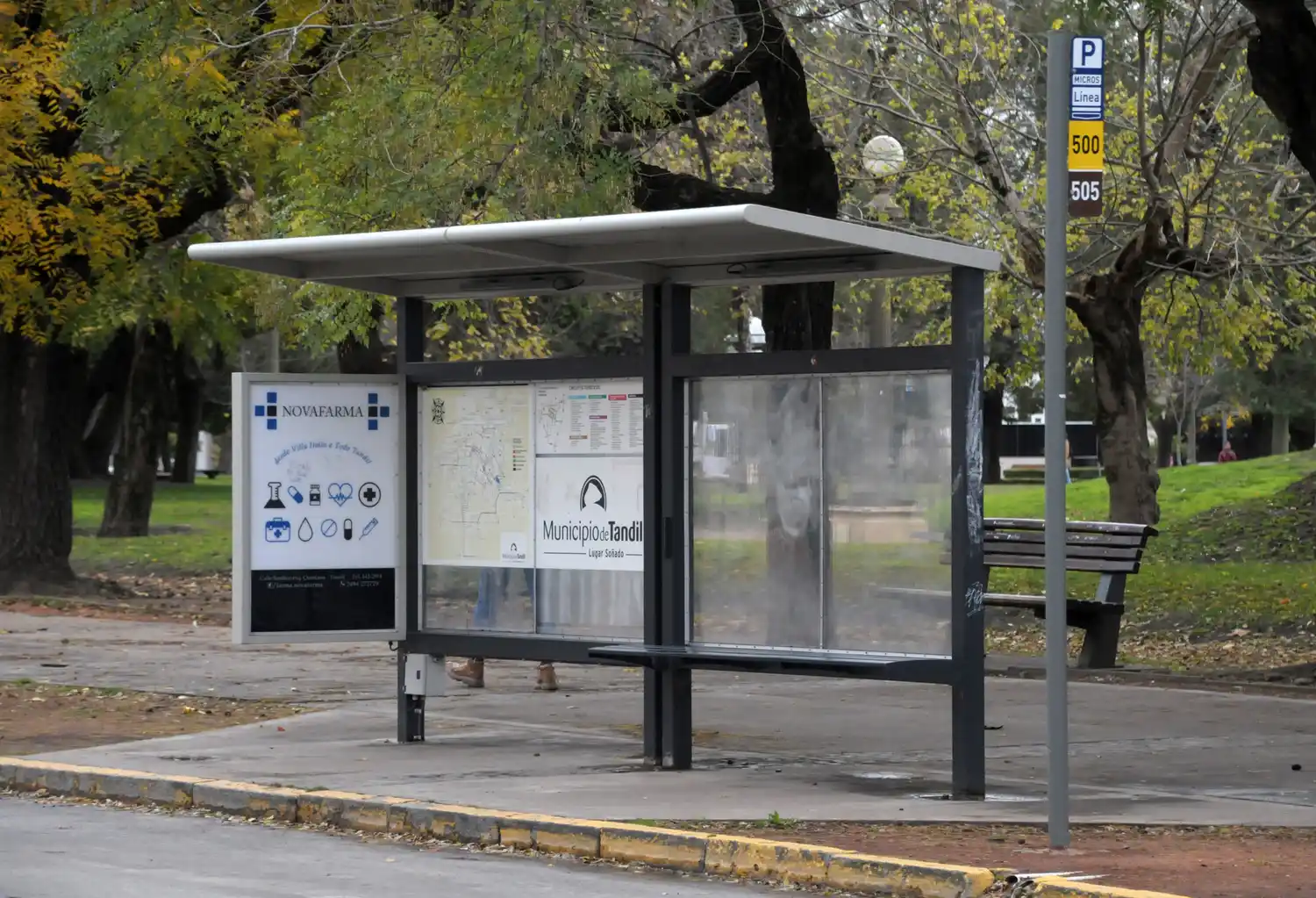 Según un informe, el 56% de las paradas no tiene cartel y el 75% no dispone de refugios