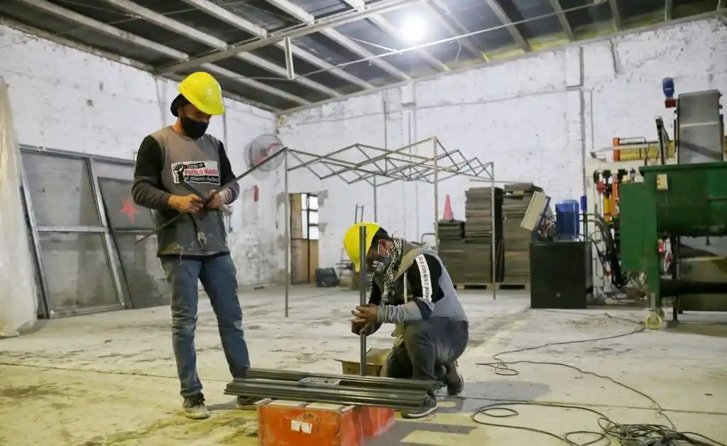 Fabrican puestos y gazebos para las ferias de la economía social