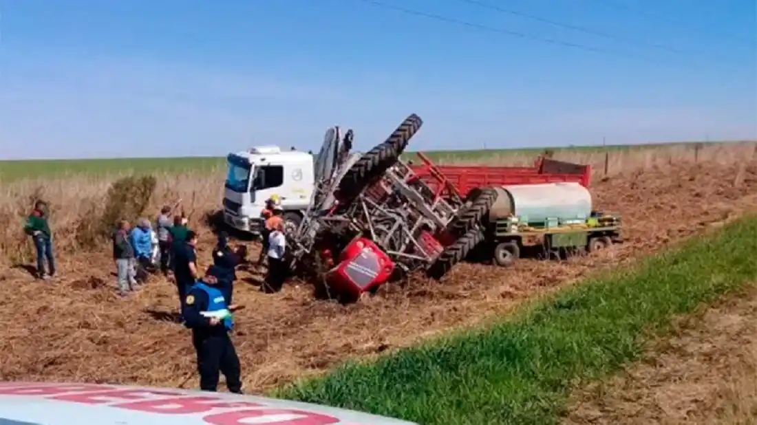 Espectacular vuelco de una máquina fumigadora tras rozarse con un camión
