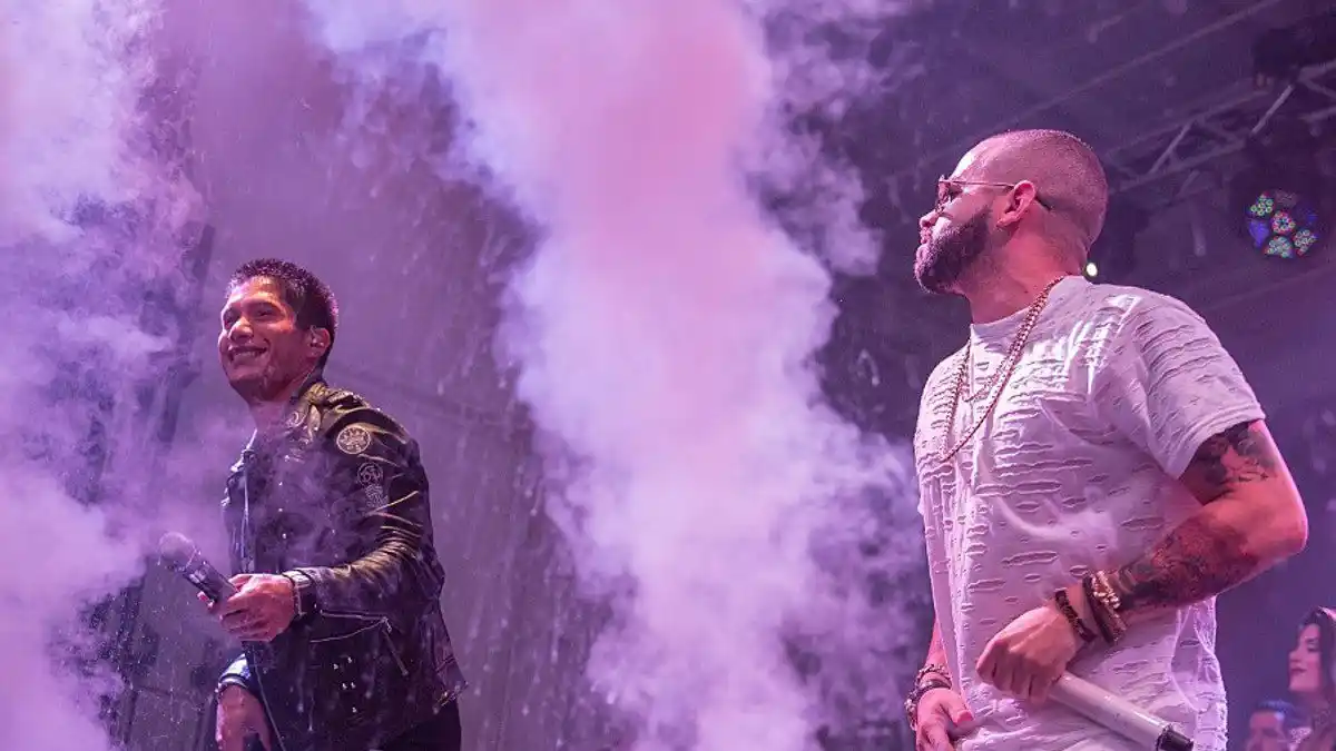 Chyno y Nacho cantan en el Metro (video)