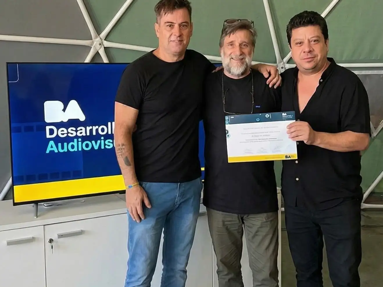 El "Nene" Corvatta, flanqueado por Martín Cesaretti y Samuel Sileoni. Foto: Gentileza