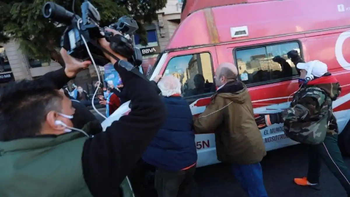 En la multitudinaria marcha en defensa de las libertades, un grupo agredió a un móvil de TV