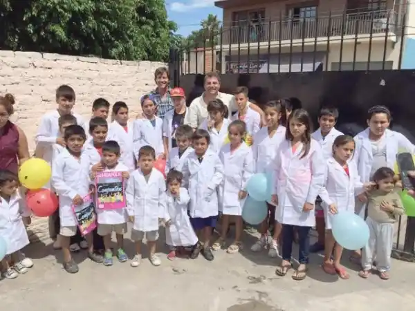Elecciones 2015: Tomy Dunster de campaña en escuela de Quilmes