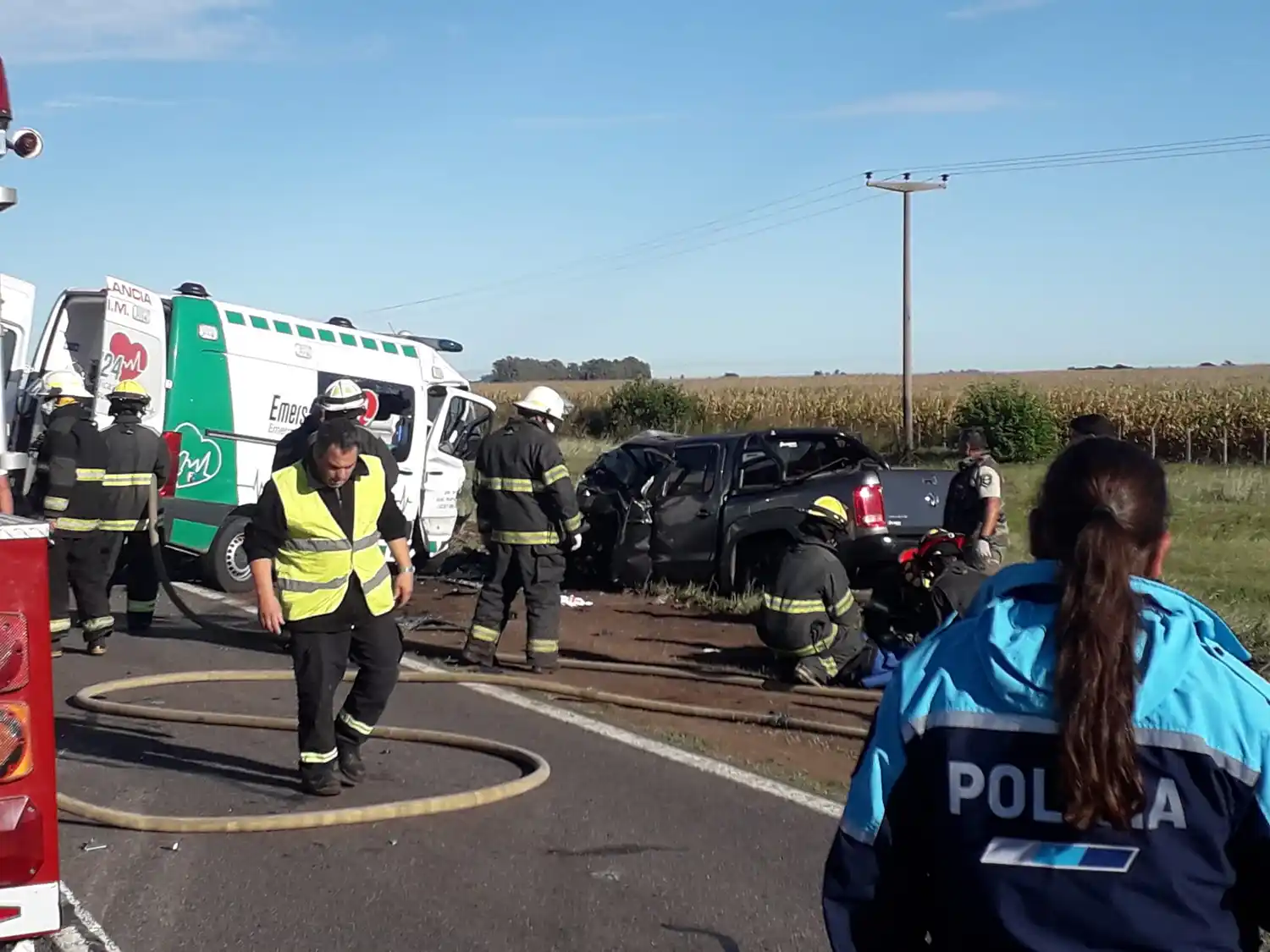 Choque frontal entre ambulancia y camioneta en ruta 188, altura Lincoln: Siete muertos