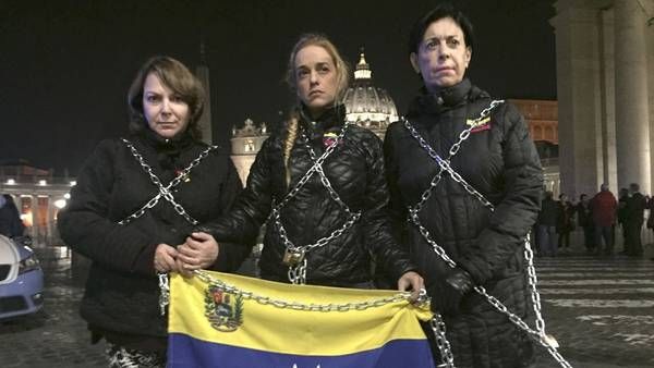 Se encadenan en el Vaticano por la libertad de los presos políticos