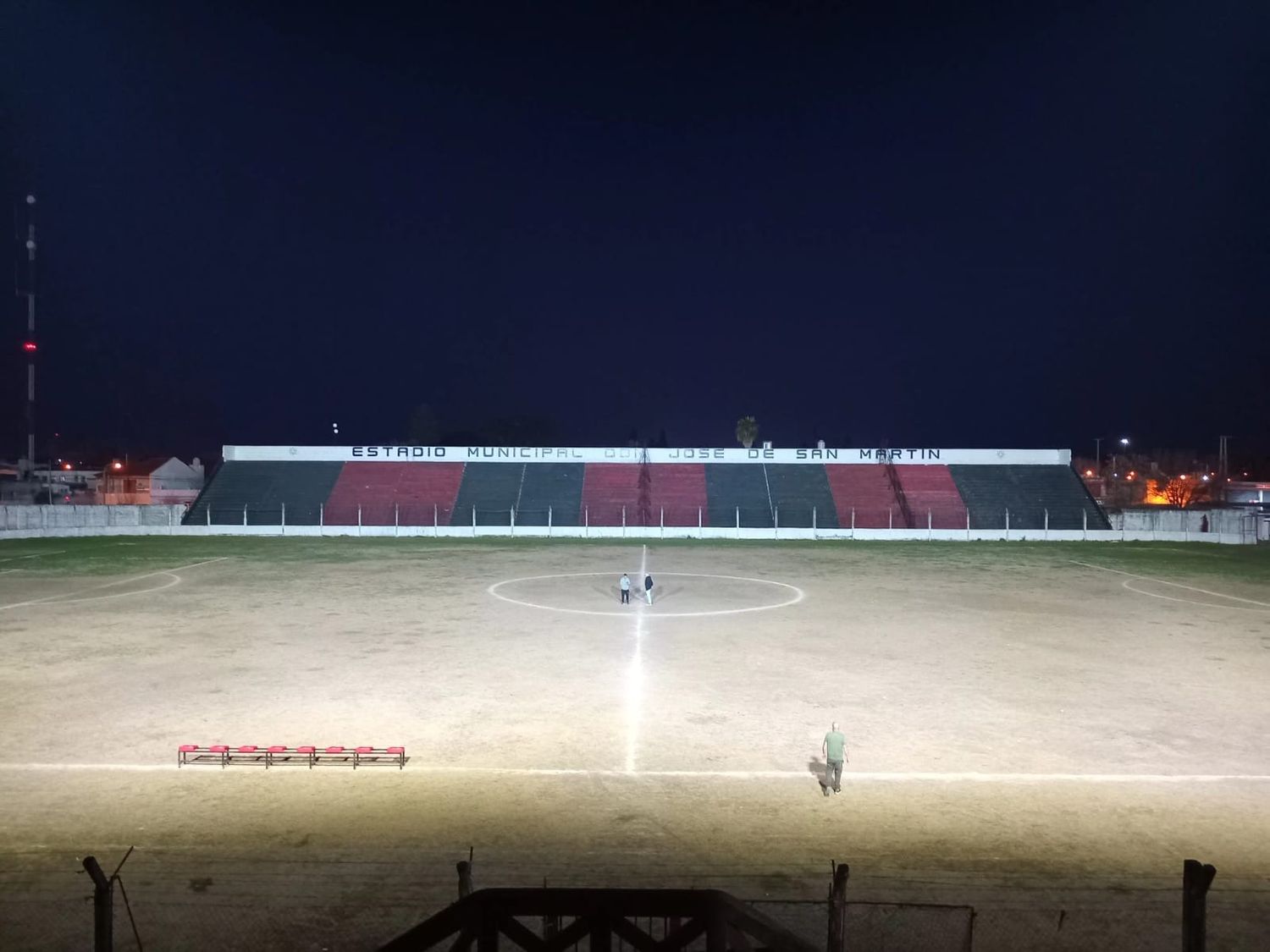 Colocaron siete reflectores sobre la cancha del Estadio Municipal.
