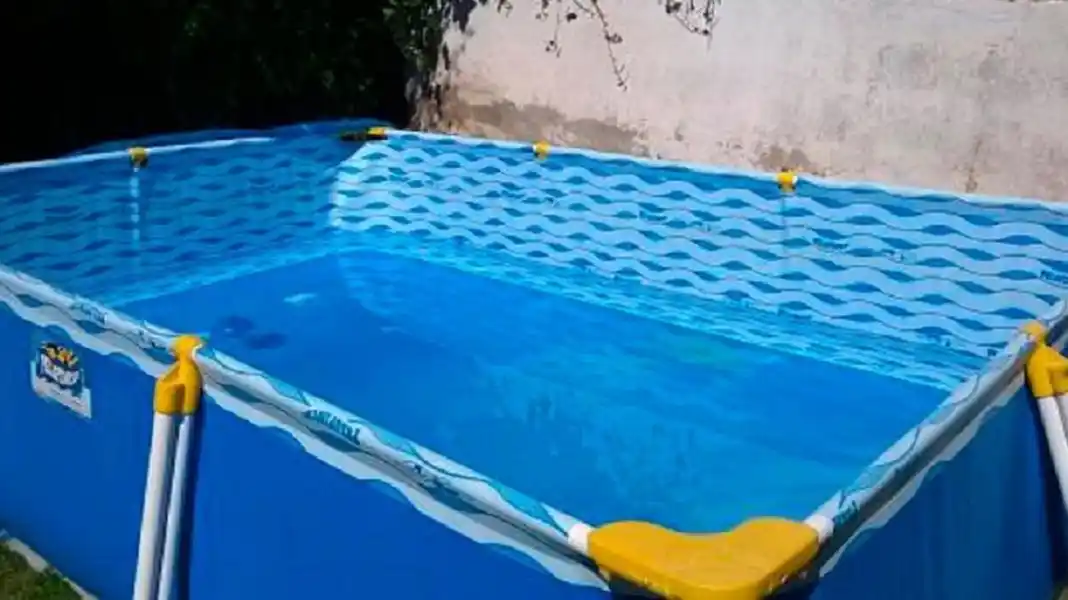 Investigan la muerte de un niño en una pileta de lona