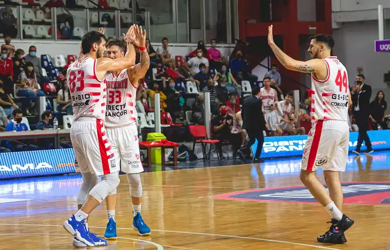 Festejo entre Gallizzi, Romano y Cuello.