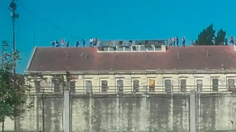 Un muerto por un motín en la cárcel de Coronda: reclamos por el coronavirus