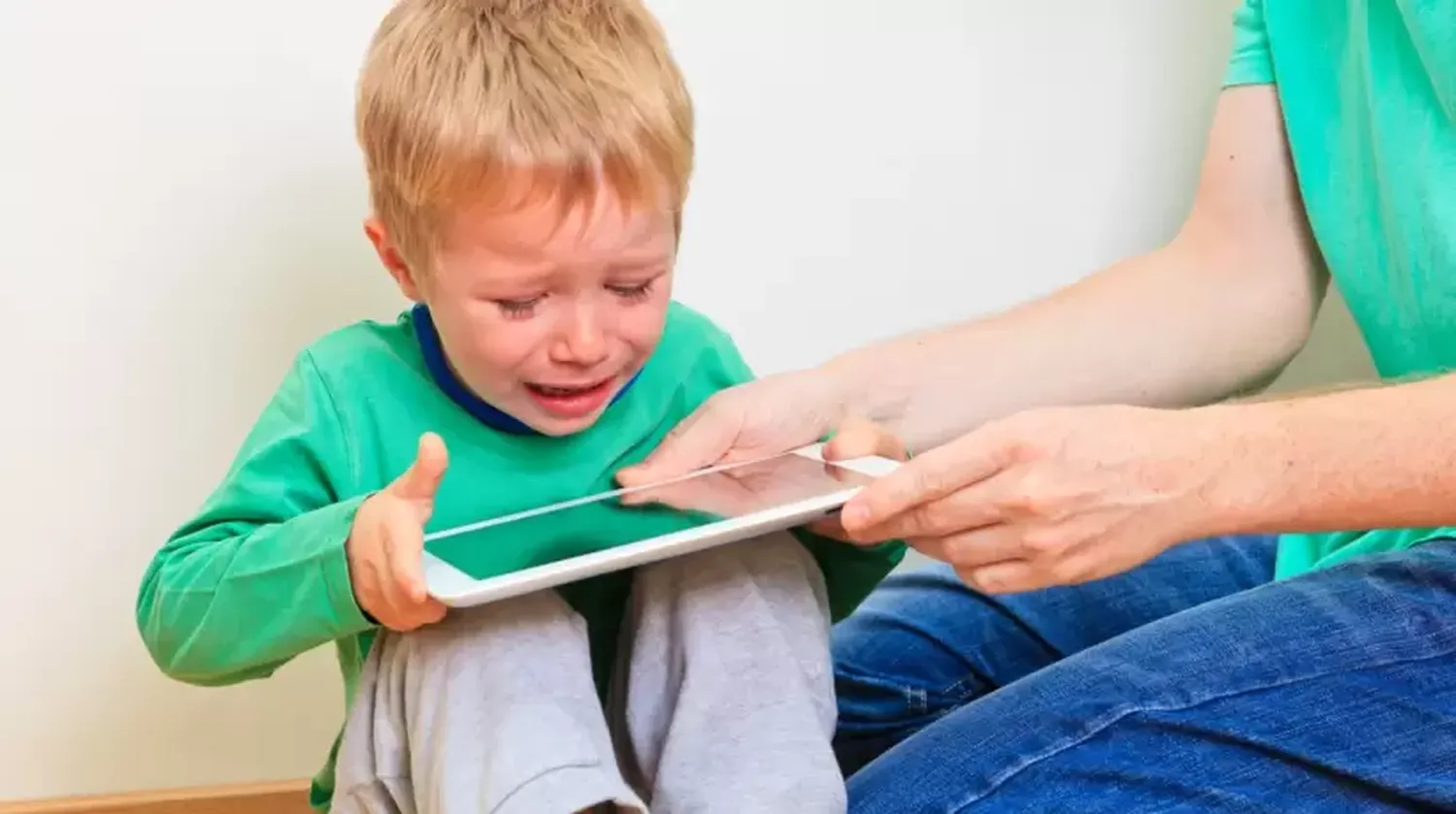 Qué pasá en los chicos cuando se les dan celulares y tablets en edad temprana