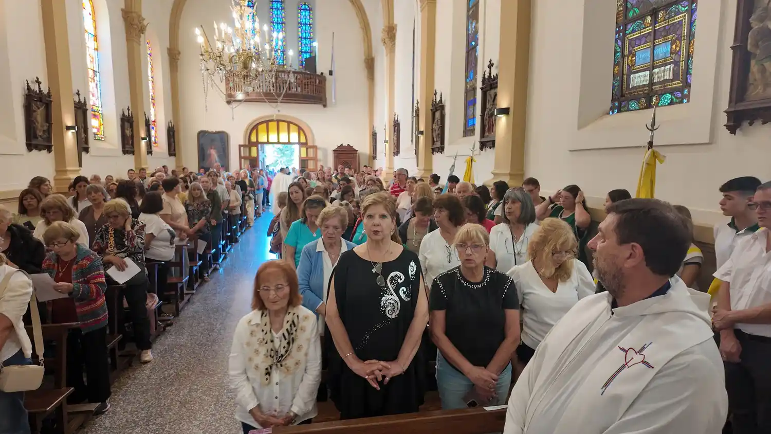 Comunidad. El sacerdote en el templo de la Merced