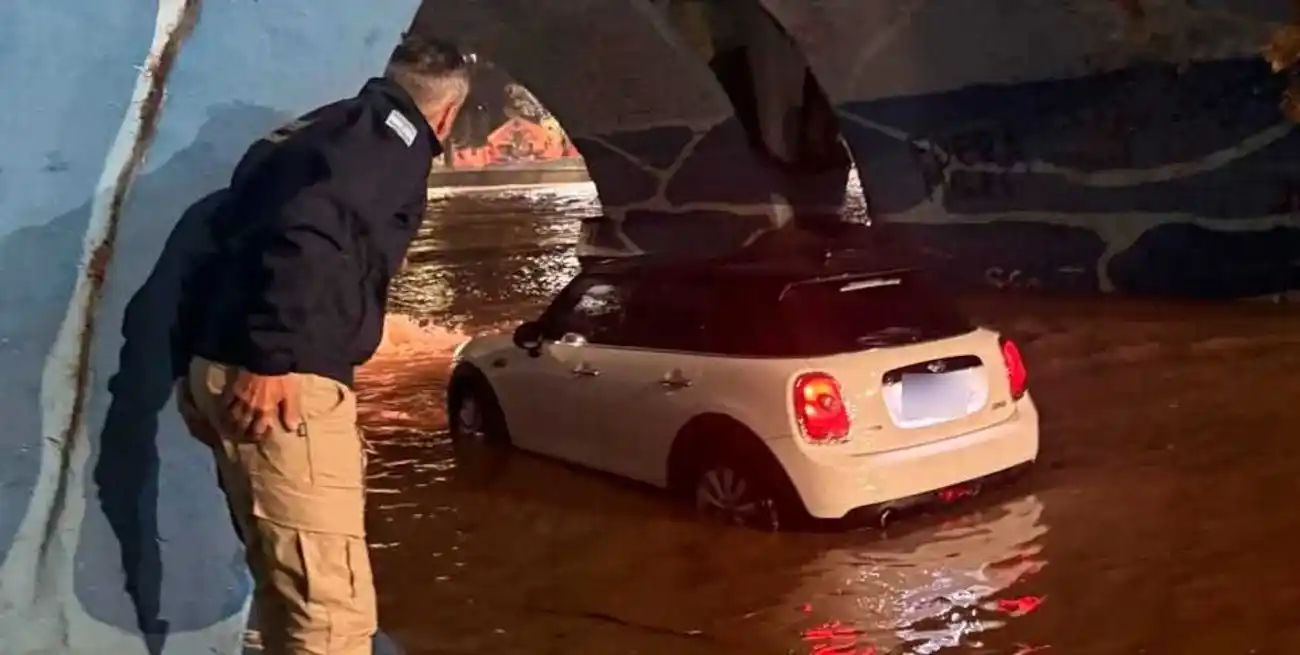 Un auto quedó varado en el paso de un túnel en "la docta".