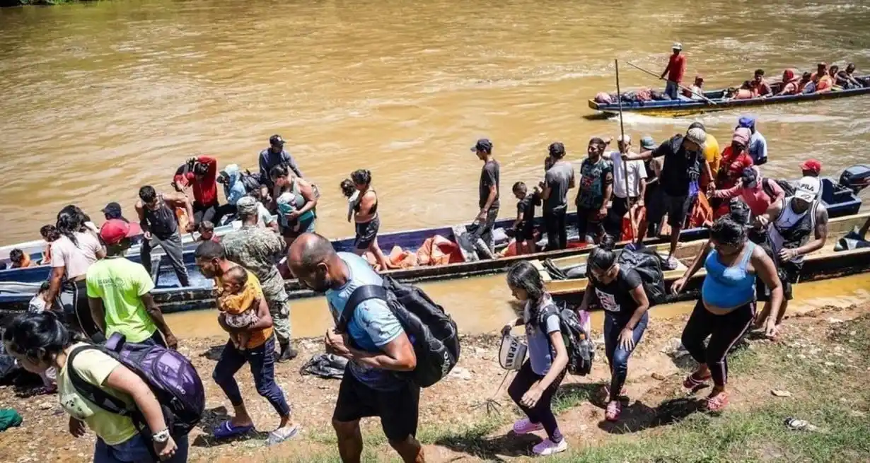 Migrantes cruzan el río Chucunaque en la selva del Darién, Panamá, cerca de la frontera con Colombia. En abril del 2025, apenas 73 personas cruzaron, frente a los 29.259 que lo hicieron en el mismo mes de 2024. Gema Cortés/Noticias ONU