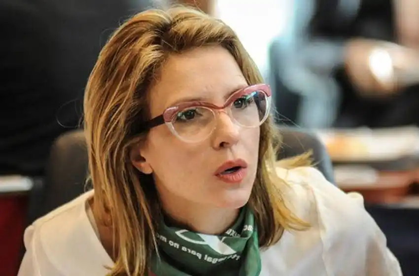 Feministas criticaron a Carla Peterson por sus cuestionamientos a Michetti