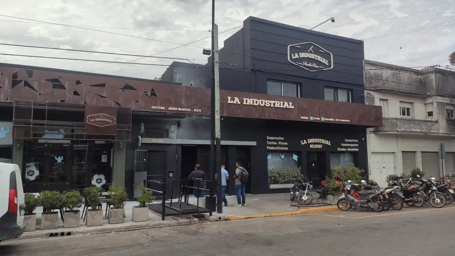 Incendio en un local gastronómico de la avenida 59