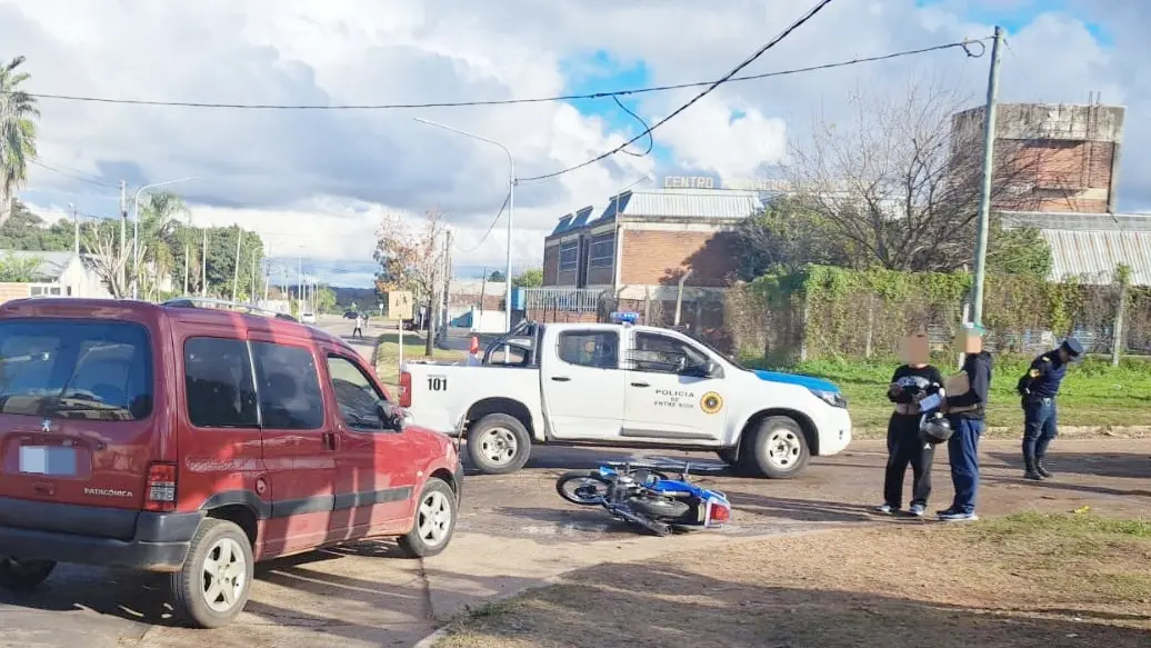 Una motociclista fue hospitalizada tras chocar contra un utilitario