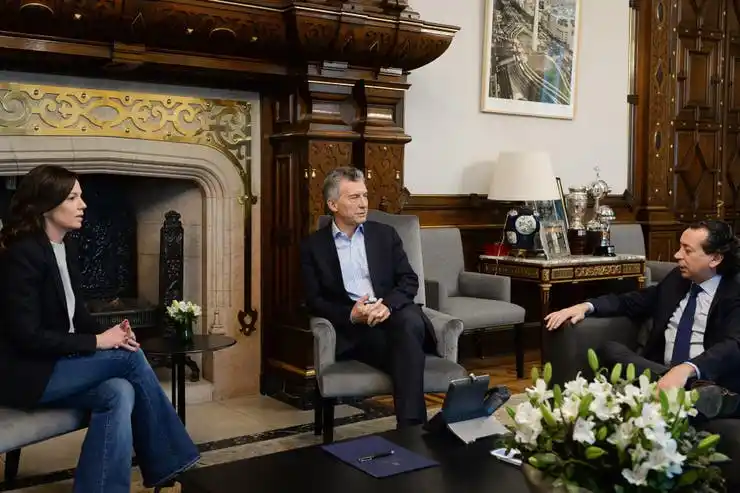 El Gobierno junto a la CGT y los empresarios acordaron un bono de $5.000