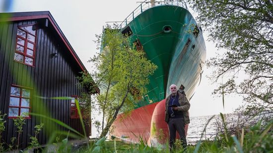 Despertó y tenía un carguero en el jardín: el insólito accidente naval que dejó en shock a Noruega