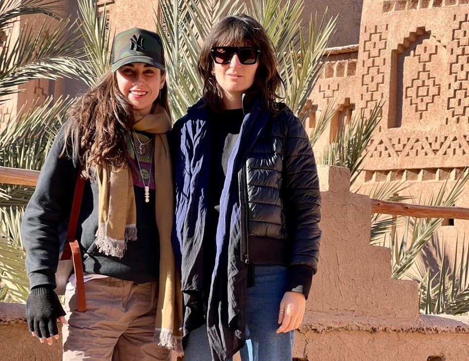 Genara junto a una amiga en Marruecos
