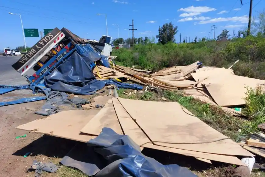Camión con placas de madera volcó en una rotonda y su conductor debió ser hospitalizado