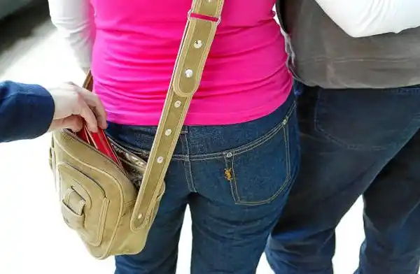 Quiso robarle a una mujer y los vecinos lo mandaron al hospital