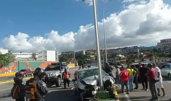 ¡UNA NIÑA FALLECIÓ Y LA OTRA ESTÁ GRAVE! Atropellan a familia en autopista a la altura de Catia