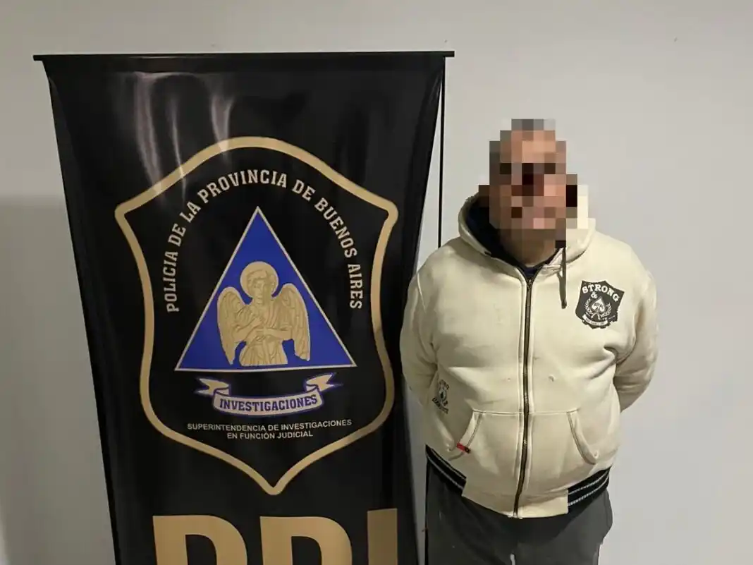 El profesor fue detenido en un departamento de Isidro Casanova.
