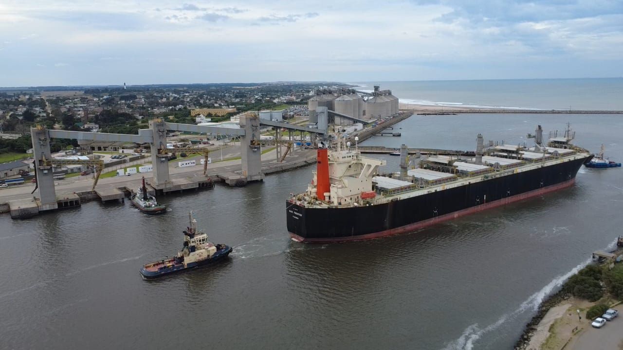 Puerto Quequén refuerza su previsibilidad: Ocho movimientos en un día y más de 35 buques para agosto