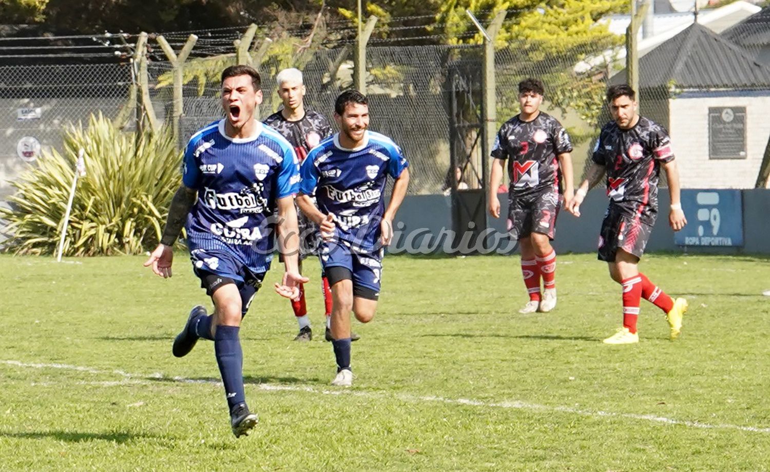 Grito de gol. Matías Sampayo luego de abrir el marcador en el "Pérez y Fernández"
