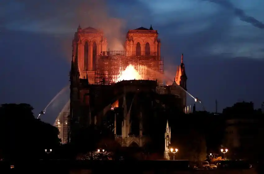 Famosos conmovidos por el incendio de Notre Dame