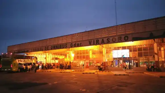 Un micro arribó a una terminal de Corrientes con un cadáver incrustado en su parte trasera